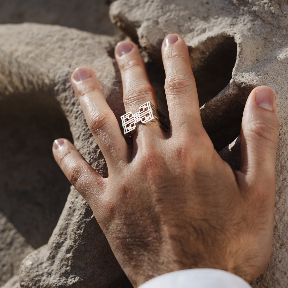 Bague double-face homme en argent 925 hcube2 murumio portée au majeur d'une main