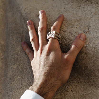 Bague homme en argent 925 hcube1 murumio portée à l'index d'une main