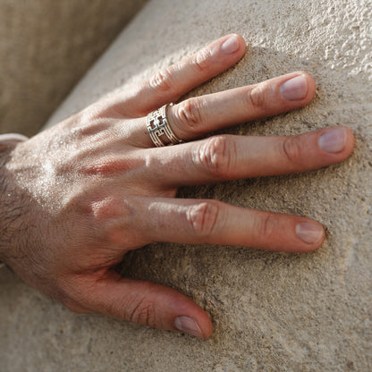 Bague homme en argent 925 tatum murumio portée au annulaire d'une main