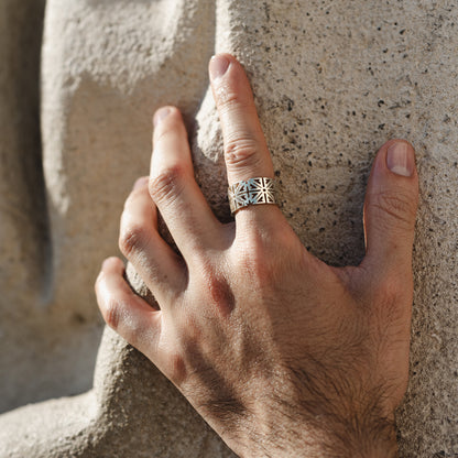 Bague homme en argent 925 xicanta murumio portée à l'index d'une main